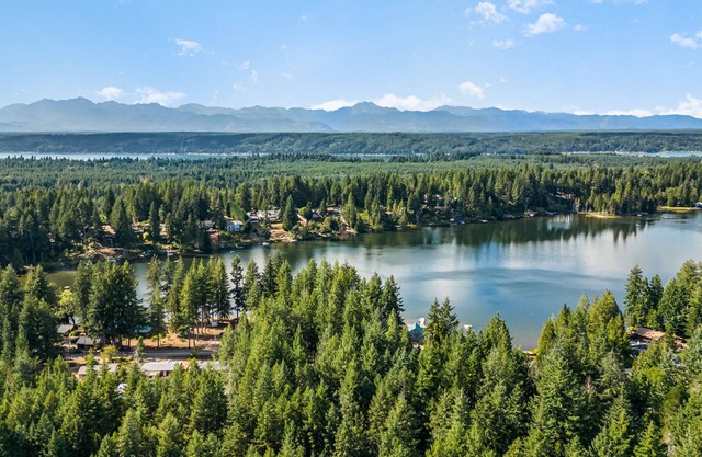 Quintessential cozy Lakehouse! Dogs-OK, Hot tub, Private Beach, Dock, Fireplace