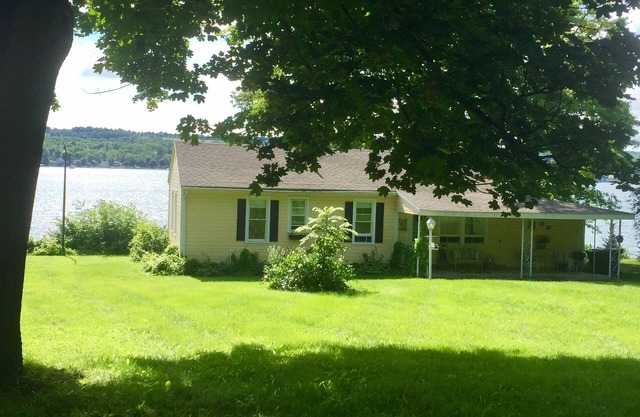 Quintessenz FINGERSEE COTTAGE! CHARME ABOUNDS IN DIESEM COSY LAKEFRONT GEM!