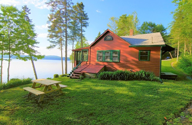 Quintessential Maine Lake Cottage, Quanhawasset, ein Original von John Calvin Steven