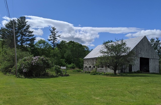 Quintessential New England Farmhouse mit Blick auf die Berge.