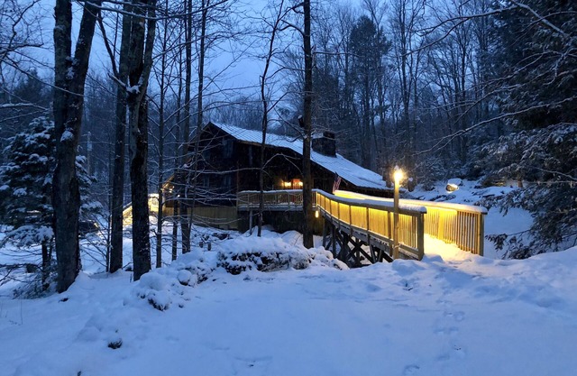 Quintessential Vermont Cabin - 4 Kamine, Whirlpool und Feuerstelle