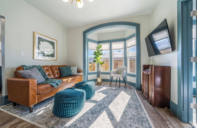 Quirky Historic Gem, Pets Welcome, Close to Downtown Appleton Fun