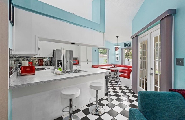 Quirky house central to stadium/theme parks/KSC/beach/port - 5 star home