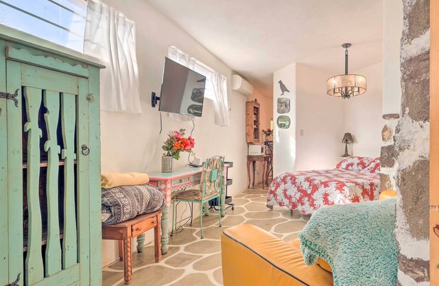 Quirky Santa Cruz Studio w/ Shared Courtyard!