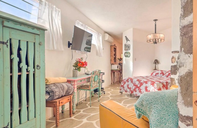 Quirky Santa Cruz Studio with Shared Courtyard!