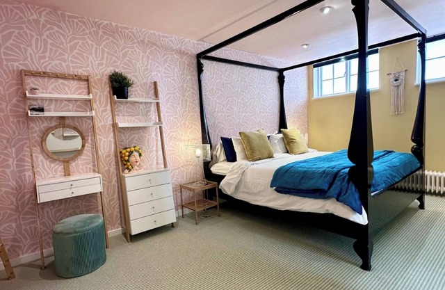 Quirky Seaside Family Cottage, walk to the waves!