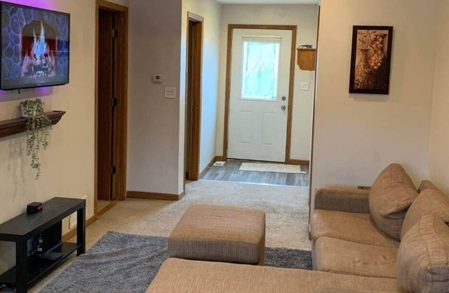 Quite 3 bedroom getaway by the lake