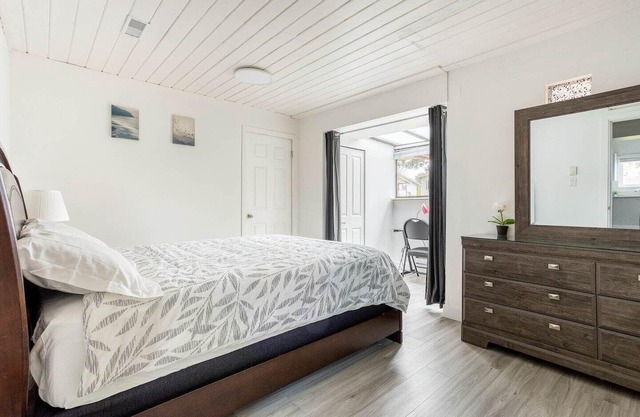 Quite and Convenient 1 Bed 1 Living Fiber Gig WiFi/AC/Parking/Near YVR