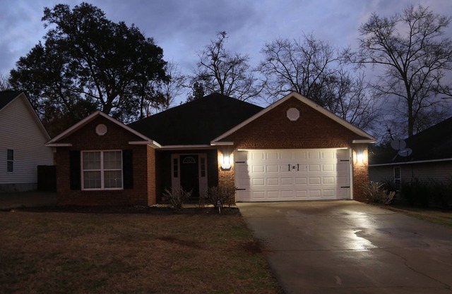 Quite-Comfy & Minutes from downtown