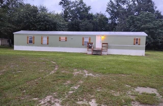 Quite, restful 3 bedroom 2 bathroom trailer with lots of elbow room.