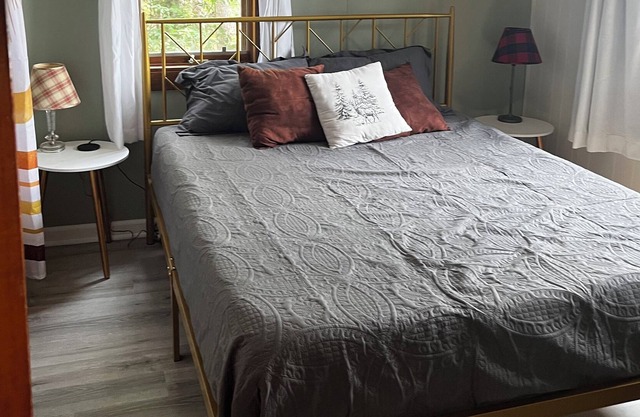 Quite vintage cabin 2 bedroom and 1 bath in the St. Germain area. Pet friendly.