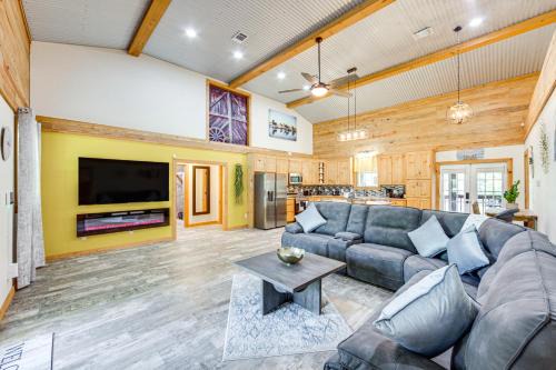 Quitman Lakefront Cabin with Screened Porch and Grill!