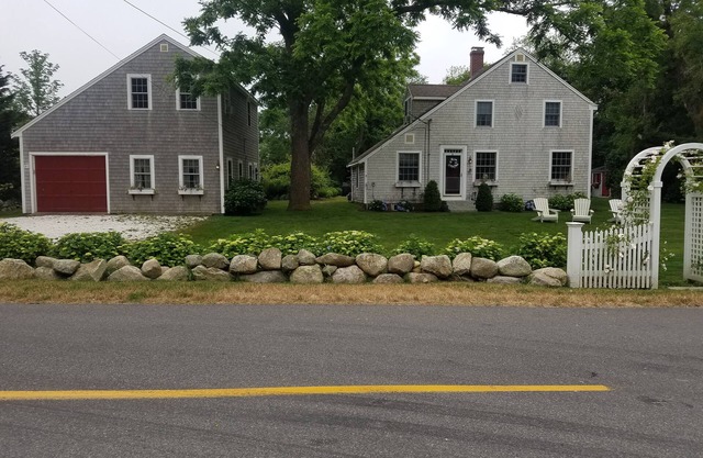 Quivet Neck Beauty - walk to coveted Sea Street Beach!!