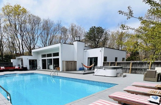 Luxus Quogue Village Rustikales modernes, bewaldetes Hamptons Beach Estate