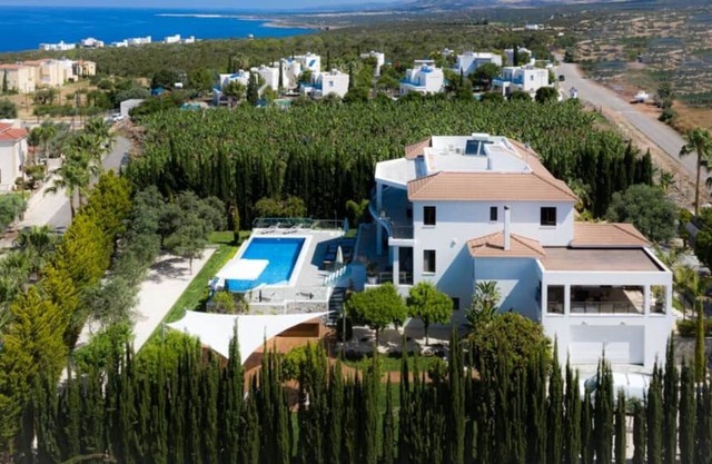 R 1489 CHATEAU MODERNE Sun Villas