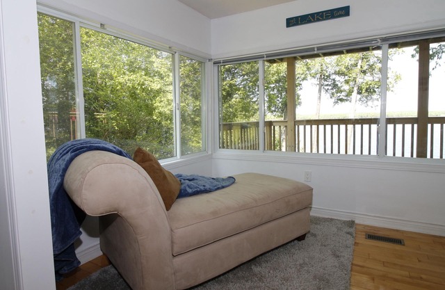 R & R Hideaway Relax with the whole family at this peaceful lake front cottage.