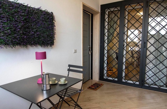 R4 STUDIO APARTMENT WITH PATIO AND GARDEN