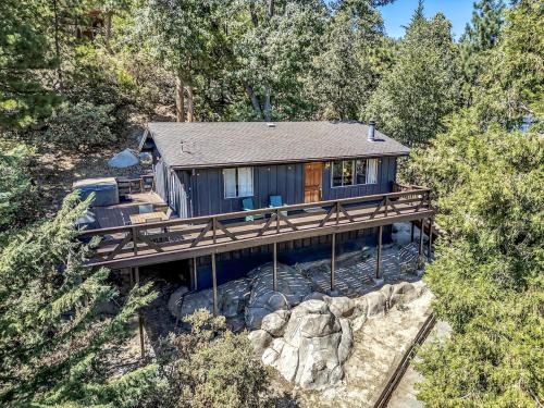 RACC00N Rock Charming Hot Tub Cabin