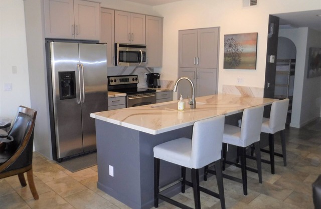 Racquet Club Townhouse with Pickleball/Tennis Courts/5 Pools & Fitness Center