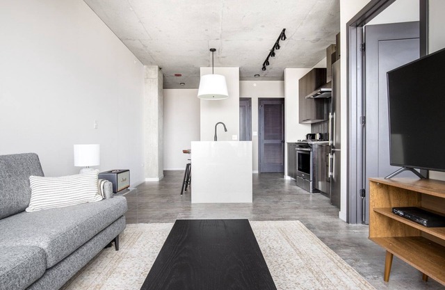 Rad West Loop 1BR w/ Pool, Gym, nr. Restaurant Row, by Blueground