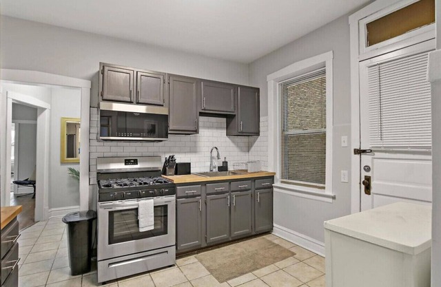 Radiant & Airy 2BR Apartment near Shops