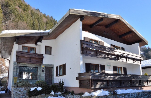 Brillantes Ferienhaus mit Terrasse in Gantschier