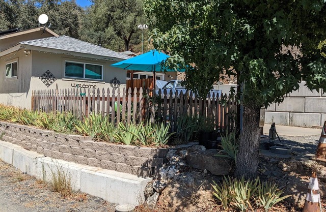 Rafting, kayaking, fishing river retreat. Private river access/outdoor patio