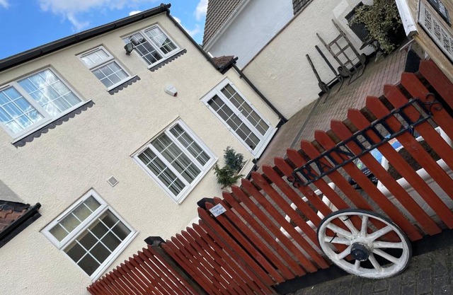 Rain Hill Cottage - Sleeps 4 Parking & Pets Ok