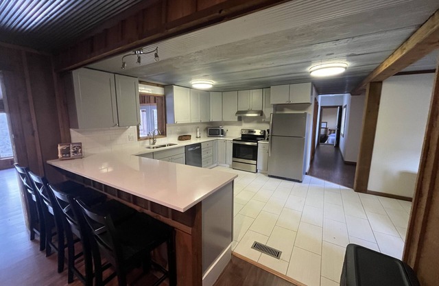 Rainbow Island Retreat! On the Little Red River. Catch trout from the dock.