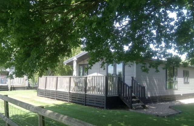 Rainbow Petty - Pine lodge - Kent countryside