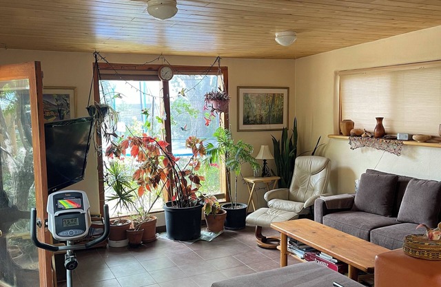 Rainbows, Rivers and Sunsets: Unique off-grid solar 3-bedroom home in El Prado