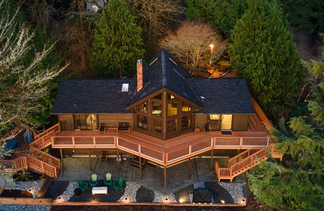 Rainier View Waterfront Retreat - Sleeps up to 15