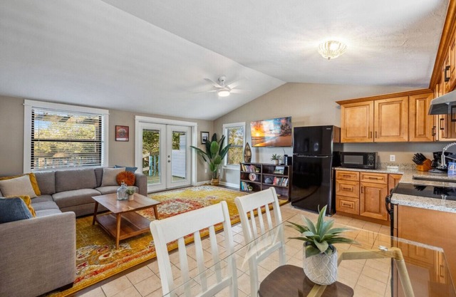 Rains Cottage: Waterfront w/ dock and pet friendly!