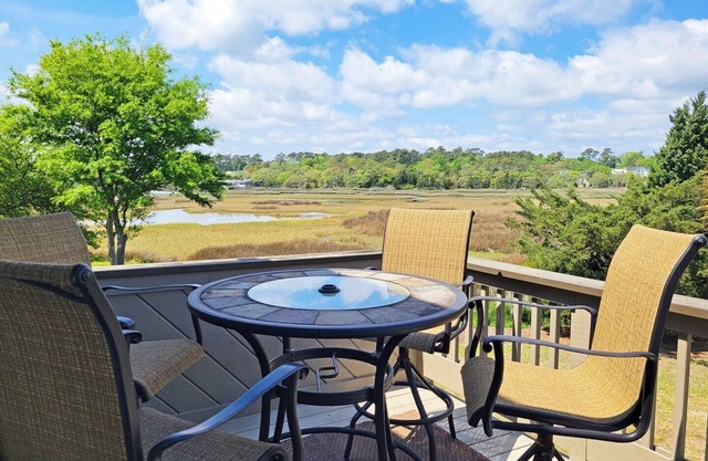Raised Beach Townhouse, Lake and Creek Views, Hammock, Easy Walk to Beach, Pool