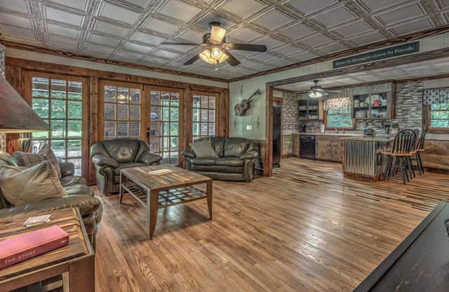 Ralph and Irene's - Handicap Accessible | Pet Friendly | Hot Tub