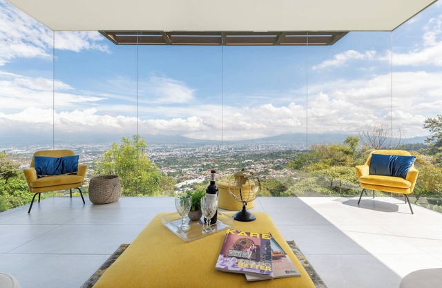 Luxury 4-bedroom house with indoor pool, Jacuzzi, gym and spectacular city view