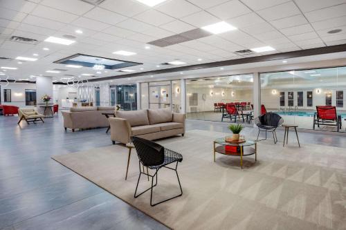 Ramada by Wyndham Hartford North - Bradley Airport