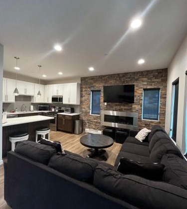 Rambler's Retreat Sleeps 8 Lakefront View