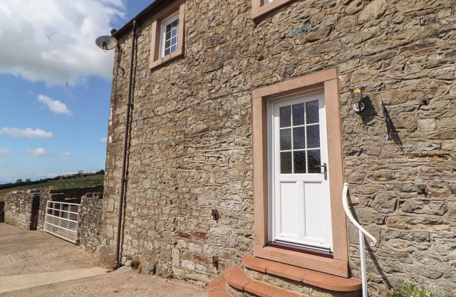 RAMBLING ROSE COTTAGE, with open fire in Caldbeck