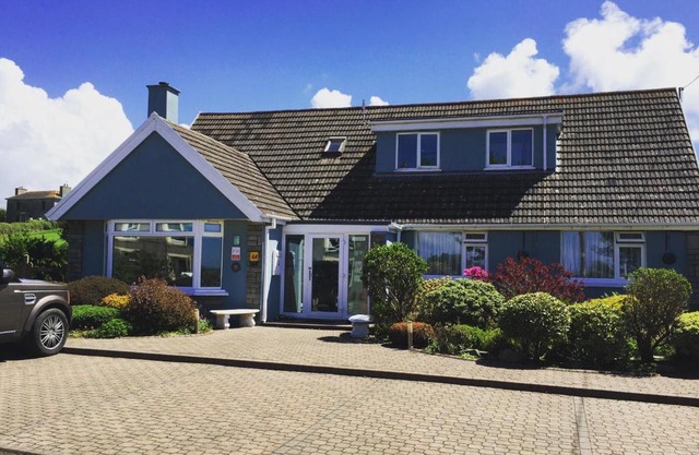 Ramsey House - Luxury Licensed B&B - Parking and Guest Lounge
