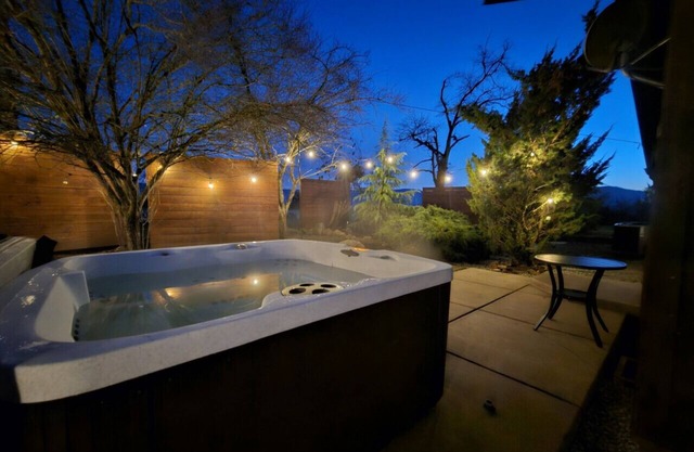 Spacious Ranch Cabin w/Private Hot Tub near Medford, OR