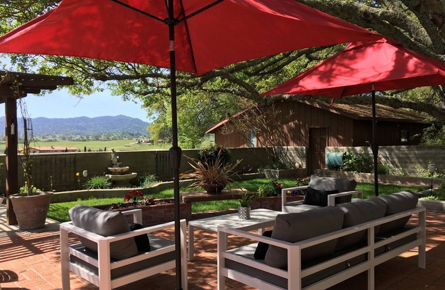 Ranch Home Auf 3 Acres, versteckt unter den Eichenbäumen mit Blick auf die Berge.
