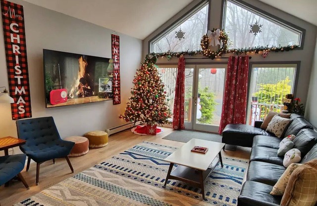Ranch Home w/game room, firepit, ski JFBB & Blue
