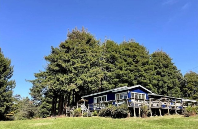 Ranch home w/ hot tub in the Mendocino Redwoods. Pet- & family-friendly.
