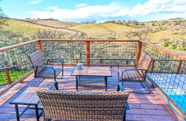 Hideaway Haus auf 30 Morgen Windwood Ranch, privater Pool, Blick auf den Weinberg, Tennis