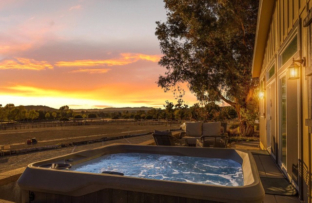 Ranch House View+Tub - 4 bedroom, 4 bath home on-site of Galway Downs
