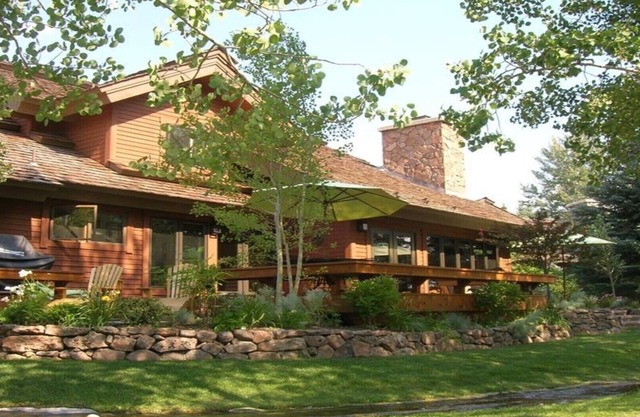 Die Ranch liegt eine Meile von der Stadt entfernt und gegenüber der River Run Lodge