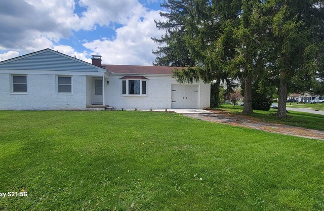 Ranch style 3 bedroom and 2 full bathroom home, fully furnished and remodeled.