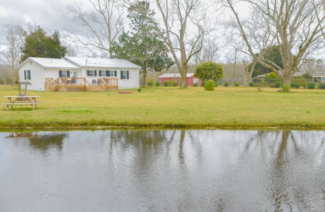 Renovated Farmhouse w Fishing Pond