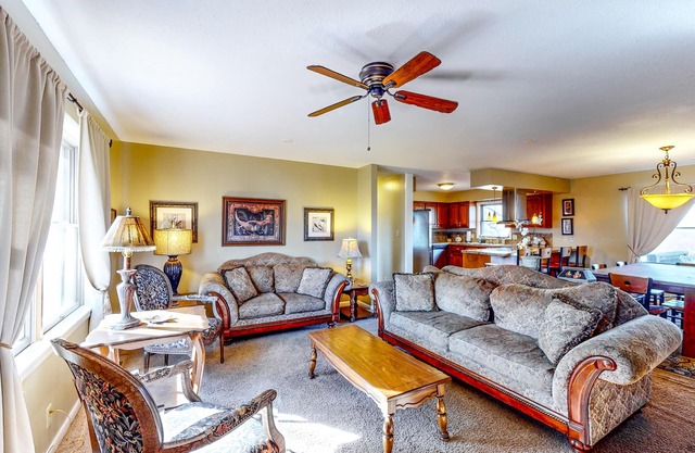 Ranch-style home with grand views, giant yard, spa tub, firepit, & pool table